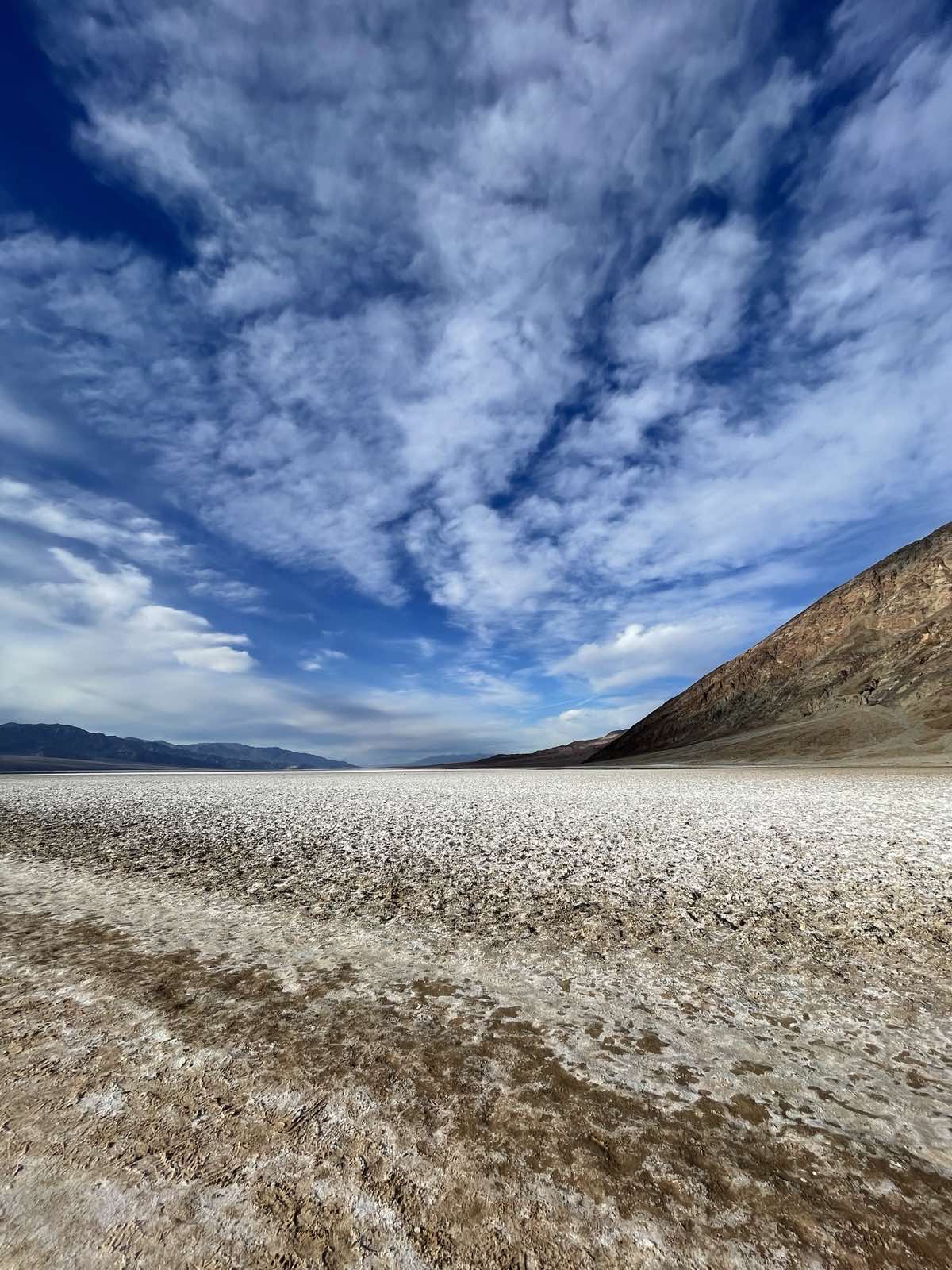 Death Valley hegyei és sós síksága